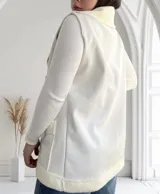 Chaleco largo color crudo de ecocuero con interior de corderito.