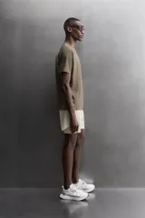 Camiseta de entrenamiento de corte relajado, confeccionada en tejido técnico ligero, elástico y semitransparente. Presenta cuello redondo, manga corta y costuras termofijadas.