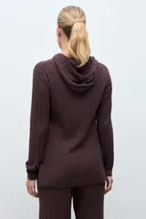 Hoodie de tejido de punto con textura de ochos, color chocolate, de manga larga y calce cómodo.
