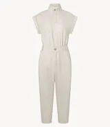 Mono largo de sarga color marrón, con cuello alto, cierre frontal con botones ocultos, sin mangas y bolsillos laterales. Incluye trabillas para cinturón.