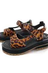 Sandalia con estampado animal print, capellada, forro y plantilla 100% cuero. Ajuste con velcro y taco de 4,5 cm.