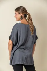 Blusa gris de seda viscosa con escote en V y mangas cortas.