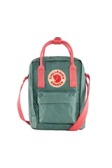 Bandolera Fjallraven Kanken Sling color verde con detalles en rosa, confeccionada en Vinylon F, con logo reflectivo, correa ajustable, bolsillo frontal con cierre y compartimento principal con bolsillo interno.