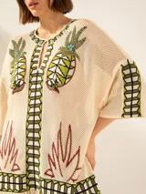 Poncho azul marino con diseño de ananás y flecos en el ruedo.