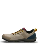 Championes de estilo outdoor en color beige, con detalles en azul, amarillo y bordó. Presentan un diseño impermeable con capellada textil transpirable, cierre de cordones y suela de goma de doble densidad para mayor amortiguación.