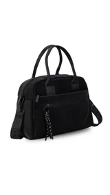 Cartera de mano color beige, confeccionada en tela impermeable, con doble asa corta y correa larga ajustable y desmontable. Presenta cierre principal, bolsillo frontal con cierre y detalle de colgante decorativo.