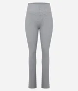 Pantalón de tiro alto en tricot acanalado con corte flare, ajustado en caderas y muslos con apertura desde la rodilla.