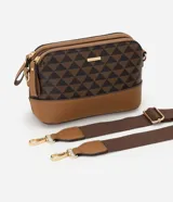 Cartera transversal pequeña color marrón con estampa triangular en tonos marrón y negro, cierre por cremallera, asa larga desmontable y herrajes dorados.