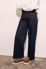 Pantalón de jean azul oscuro, corte wide leg y tiro medio.