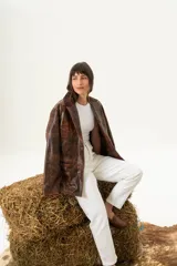 Blazer de cuero vacuno color cognac con cuello de gamuza color chocolate, corte clásico y solapas con muesca.