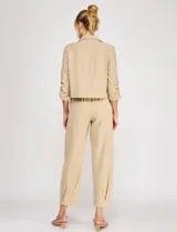 Pantalón holgado de lino color beige de la marca Allie Rose, con tiro alto y pretina elastizada con cordón de ajuste.