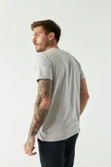 Remera azul marino de algodón con poliéster, corte regular, cuello redondo, manga corta y logo bordado en el pecho.