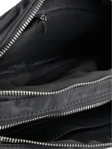 Bandolera rectangular negra con cierre superior y herrajes metálicos plateados. Incluye correa ajustable estampada en blanco y negro y aplicación de logo metálico frontal.