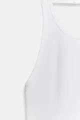 Top de cuello halter confeccionado en tejido rib con mezcla de algodón, de diseño ajustado y espalda descubierta.