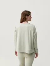 Sudadera deportiva de corte holgado con cuello redondo, mangas largas y aberturas laterales. Confeccionada en tejido técnico suave con acabado mate.