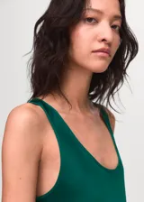 Vestido midi de satén en color verde esmeralda, con cuello redondo escotado y tirantes anchos. Presenta un diseño recto y fluido, sin mangas y sin cierre.