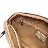 Sobre de mano marca XL, color beige, con textura granulada, cierre principal, bolsillo frontal con cierre y correa de muñeca extraíble.