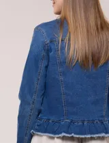 Camperita de jean azul con elasticidad, silueta entallada, cuello camisero, bolsillos en el pecho con solapa, mangas largas y ruedo desflecado con diseño peplum.