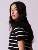 Buzo tejido de hilado fino, marca Philosophy, a rayas horizontales azul marino y blancas, con cuello redondo y mangas cortas.