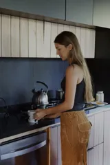 Pantalón cargo marrón de terciopelo con bolsillos laterales y corte holgado.