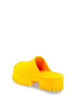 Zueco tipo mule color naranja, con plataforma y suela track.