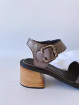 Sandalias de cuero color peltre con taco de madera.