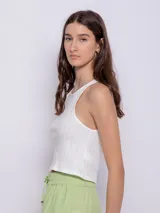 Top básico de punto acanalado color verde menta, sin mangas y con cuello redondo.