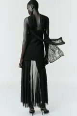 Vestido midi de escote recto con tirantes tipo fular, cuerpo entallado y falda plisada semitransparente. Cuenta con cierre lateral oculto.