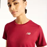 Remera deportiva de manga corta color bordo, con cuello redondo y el logotipo reflectante de la marca en el pecho.