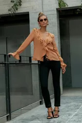 Blusa color beige con escote en V, volados frontales y mangas largas acampanadas.
