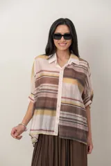 Camisa de organdí con diseño de franjas horizontales multicolor, corte holgado y mangas tres cuartos.