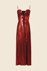 Vestido largo de fiesta color rojo brillante, con breteles finos, escote en V pronunciado y tajo lateral alto.