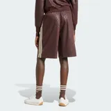 Shorts capri Adidas de color marrón con diseño texturizado en relieve y las icónicas tres franjas blancas en los laterales. Cuenta con cintura elástica y el logo de la marca bordado en la pierna.