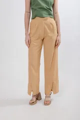 Pantalón de vestir color lila, de corte recto y tiro alto, con bolsillos laterales.