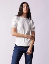 Remera blanca de modal con cuello redondo y mangas cortas abullonadas con puño.