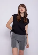 Calza ciclista gris brillante, de tiro alto y corte ajustado.