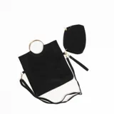 Cartera tipo tote bag color negro con asa circular dorada y correa larga desmontable. Incluye monedero con cierre.