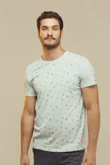 Remera de cuello redondo y manga corta, color beige con estampado de pequeños motivos playeros.