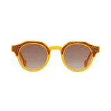 Lentes de sol con montura de eco-acetato amarillo y detalles de madera oscura en la parte superior. Las lentes son de color marrón degradado.