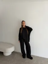 Pantalon de punto morley color azul, de corte recto y holgado con cintura elástica.