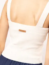 Top tejido negro con escote cuadrado y tirantes anchos.