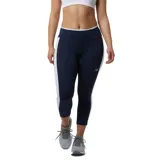 Calza capri deportiva New Balance color azul marino con cintura alta y banda lateral blanca con logo de la marca.