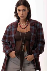 Collar corto de cuentas de piedras naturales, cristales checos y cuentas reconstituidas en tonos rojos, azules y jaspeados. Incluye cadena de acero quirúrgico para ajuste de largo.