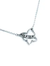 Cadena plateada con dije en forma de flor con la palabra 'mama' en el centro.