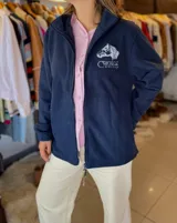 Campera polar azul marino con cierre frontal y cuello alto. Cuenta con el logo bordado de Criollos en el pecho.