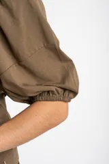 Remera color ladrillo de algodón peinado, de corte ajustado, con cuello redondo y mangas globo 3/4.