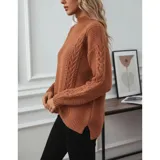 Sweater de punto color marrón con diseño de trenzas y textura en relieve. Presenta cuello alto, mangas largas y puños acanalados.