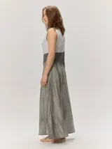 Vestido largo sin mangas de corte recto, con diseño en bloques de color horizontal que combina gris claro en la parte superior, una franja marrón en el centro y una falda mostaza con efecto desgastado.