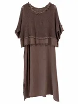 Vestido midi color marrón chocolate, sin mangas, con sobrecapa superior de tejido de red y detalles de flecos en los bordes.