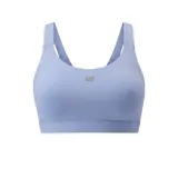 Top deportivo New Balance Essential Train, color celeste, con tiras anchas, escote redondo y banda elástica inferior. Incluye logo plateado de la marca en el centro del pecho.